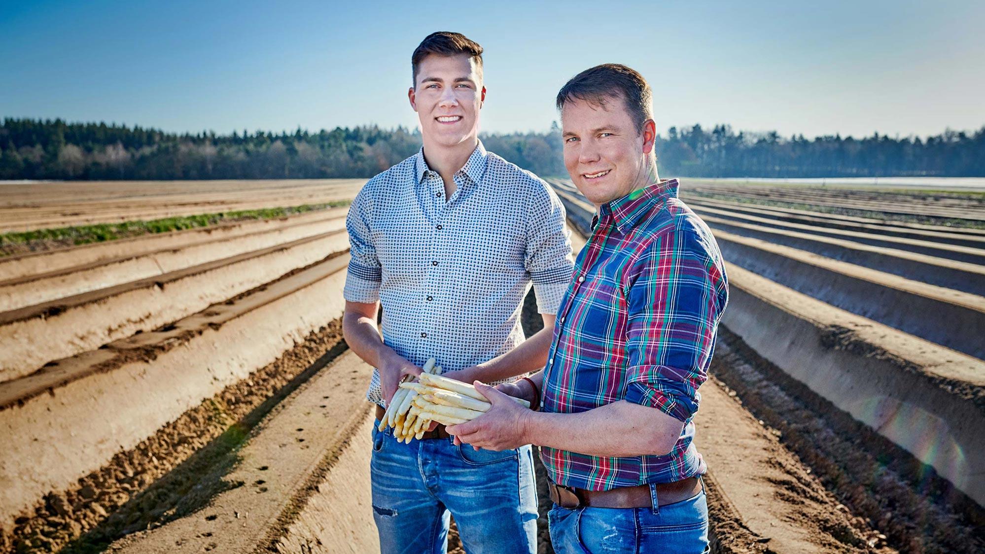 Benedikt und Hans Gänger auf dem Spargelfeld