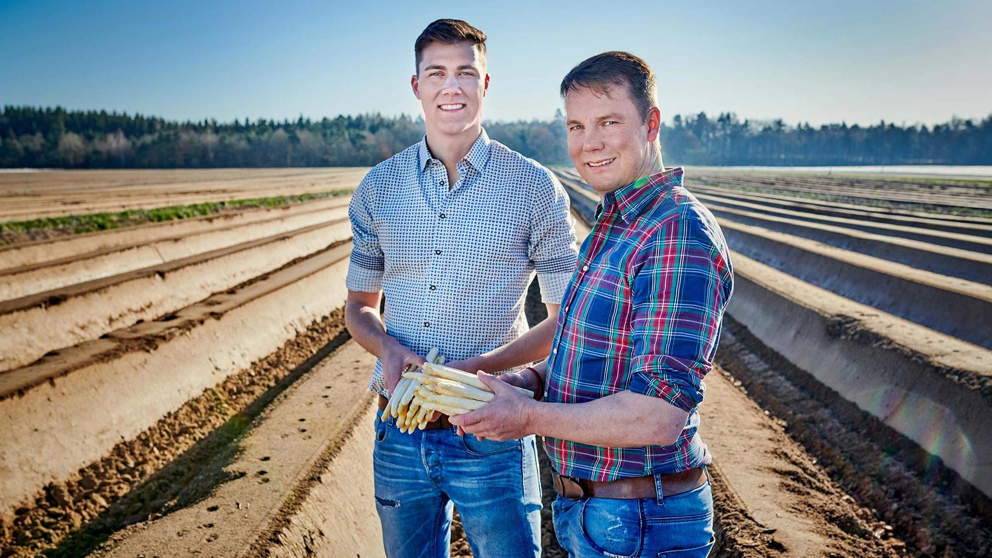 Benedikt und Hans Gänger auf dem Spargelfeld